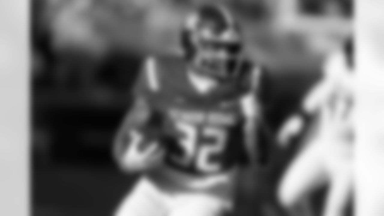 National Team running back Seth McGowan (32), of Kentucky, carries the ball during the second half of the Senior Bowl NCAA college football game Saturday, Jan. 31, 2026, in Mobile, Ala. (AP Photo/Butch Dill)