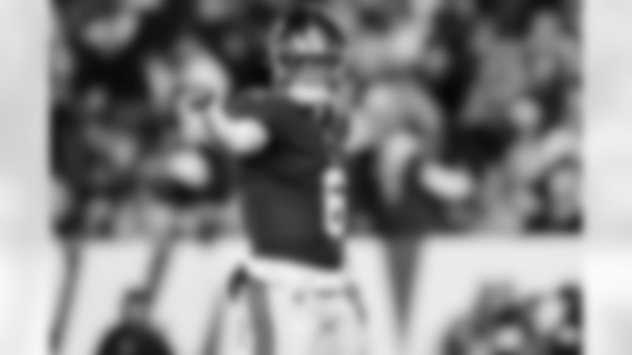 New York Giants quarterback Jaxson Dart (6) celebrates during an NFL football game against the Philadelphia Eagles, Thursday, Oct. 9, 2025, in East Rutherford, N.J. (Aaron M. Sprecher via AP)