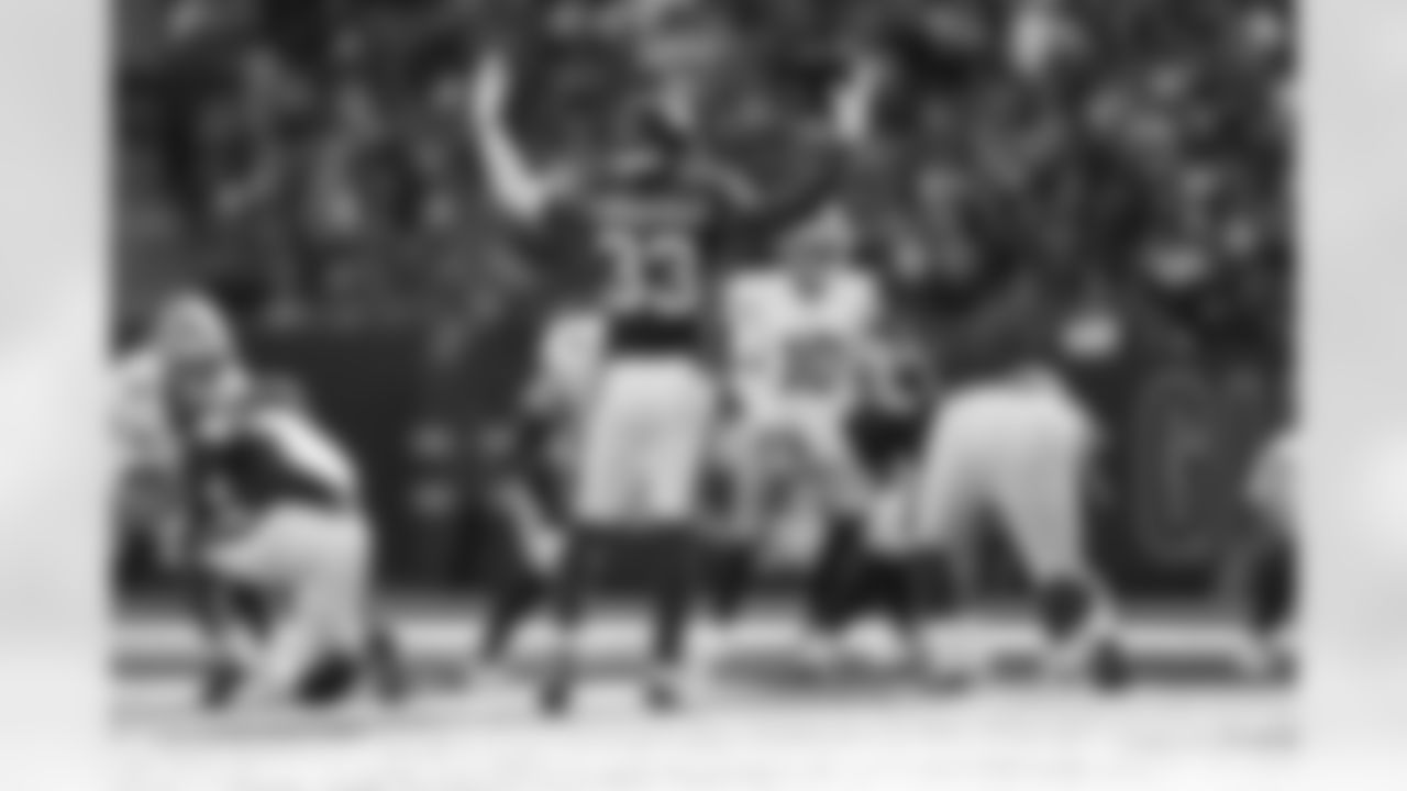 LB Demetrius Flannigan-Fowles (33)