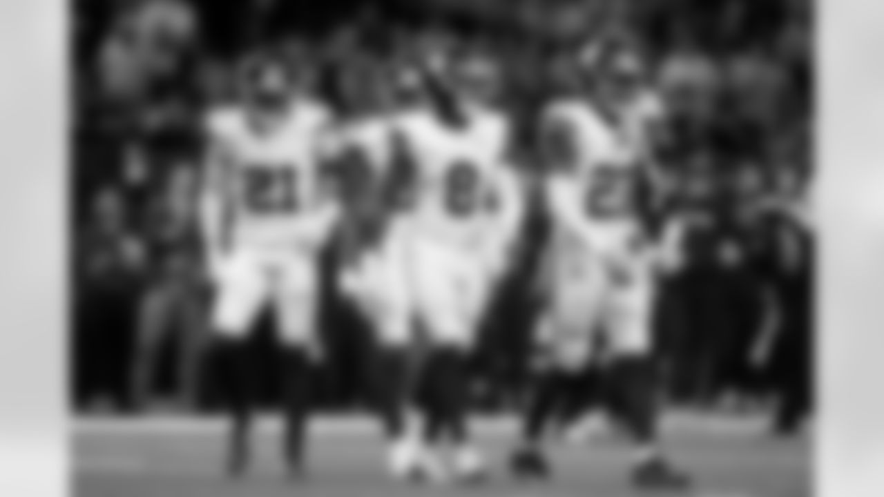 WR Beaux Collins (8) walks onto the field during an NFL football game against the New Orleans Saints on Sunday, October 5, 2025 at Caesars Superdome in New Orleans. (BRENNAN ASPLEN/NEW YORK GIANTS)
