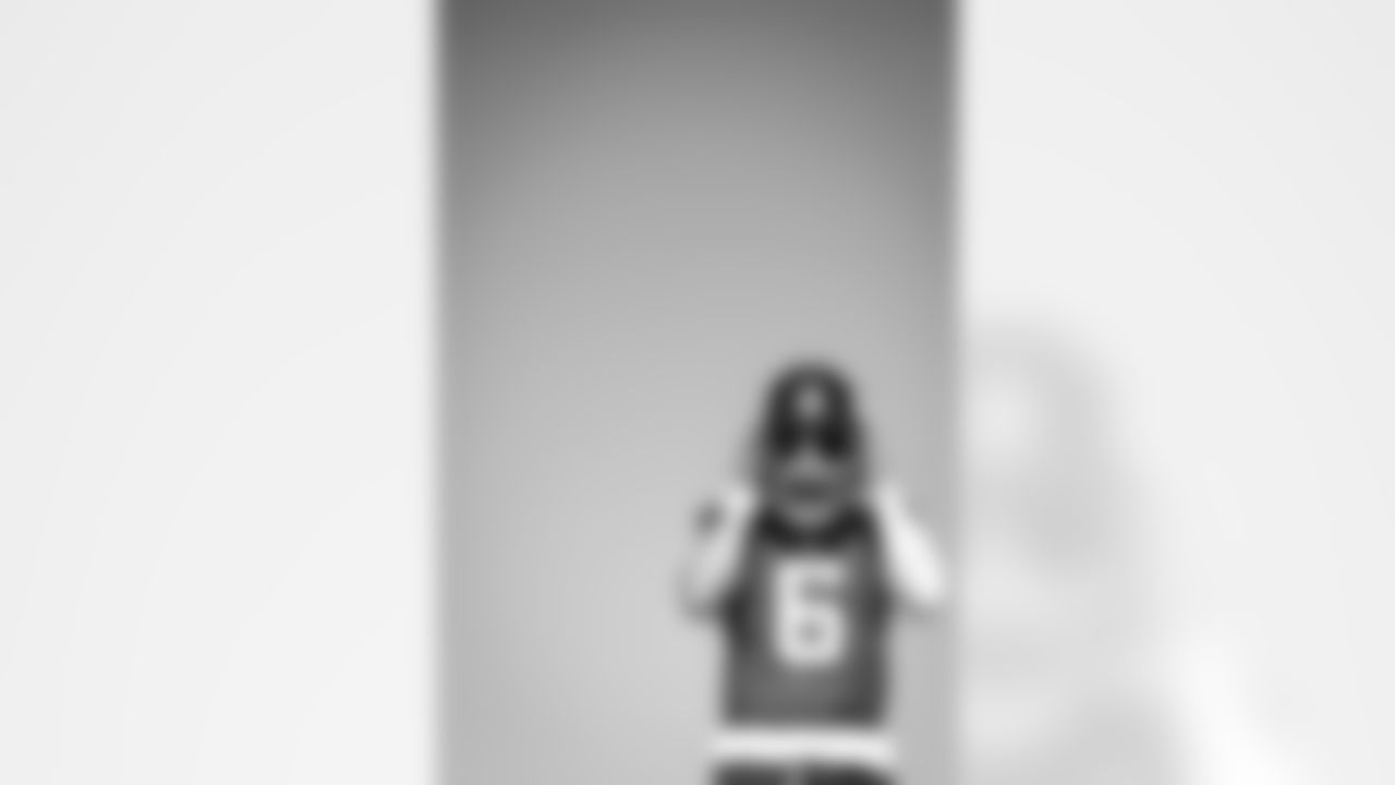 QB Jaxson Dart (6)