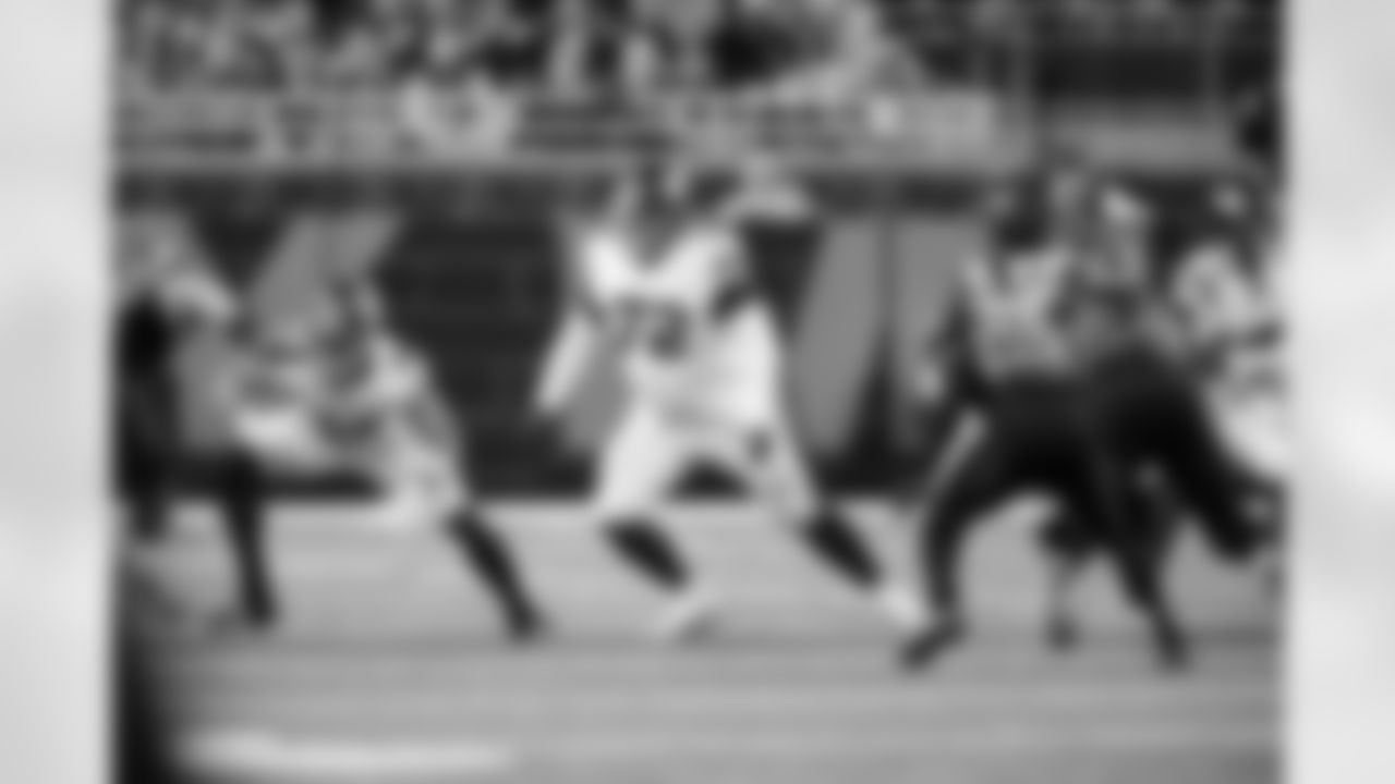 T Jermaine Eluemunor (72)