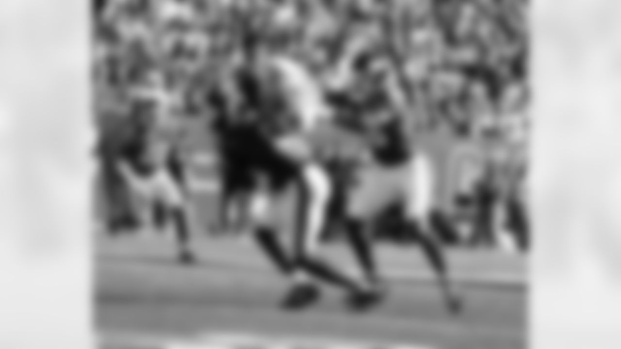 New York Giants linebacker Bobby Okereke (58),New York Giants linebacker Brian Burns (0)