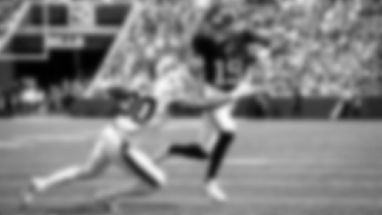 QB Jameis Winston (19)