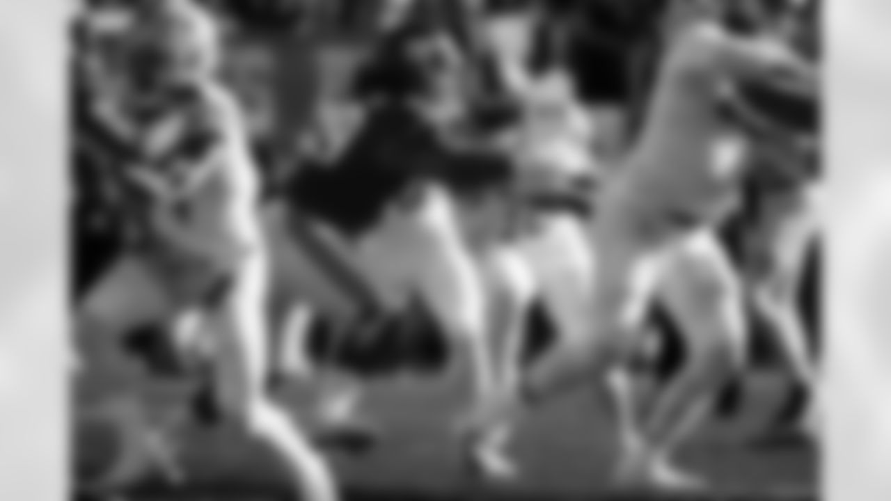 Detroit Lions running back D'Andre Swift (32) runs the ball against New York Giants defensive end Leonard Williams (99) during the first half of an NFL football game, Sunday, Nov. 20, 2022, in East Rutherford, N.J. (AP Photo/John Munson)