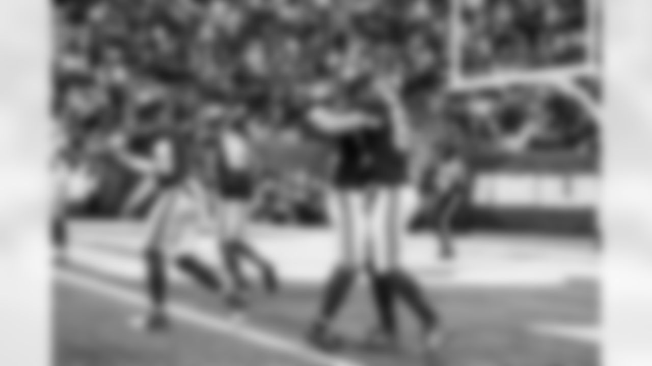 TE Daniel Bellinger (82), RB Tyrone Tracy Jr. (29)