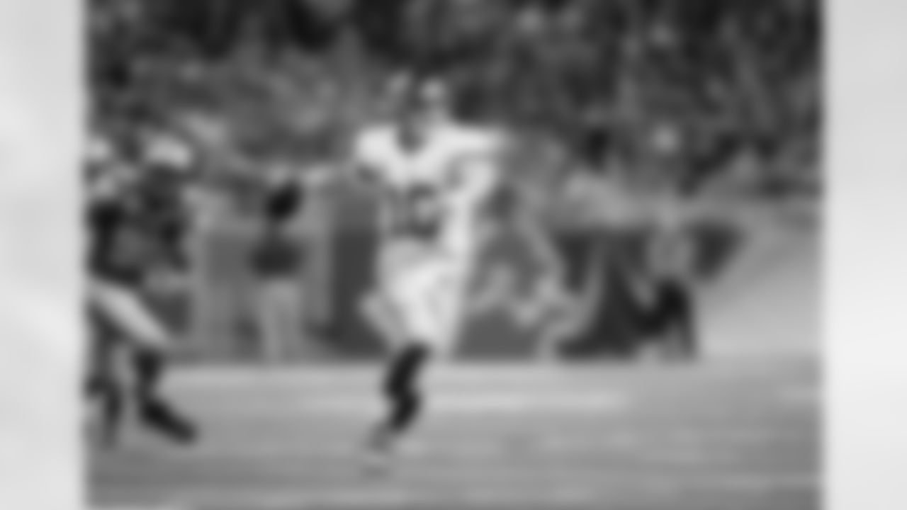 New York Giants quarterback Eli Manning (10) scrambles during the first quarter of an NFL football game against the Detroit Lions in Detroit, Sunday, Dec. 22, 2013. (AP Photo/Rick Osentoski)