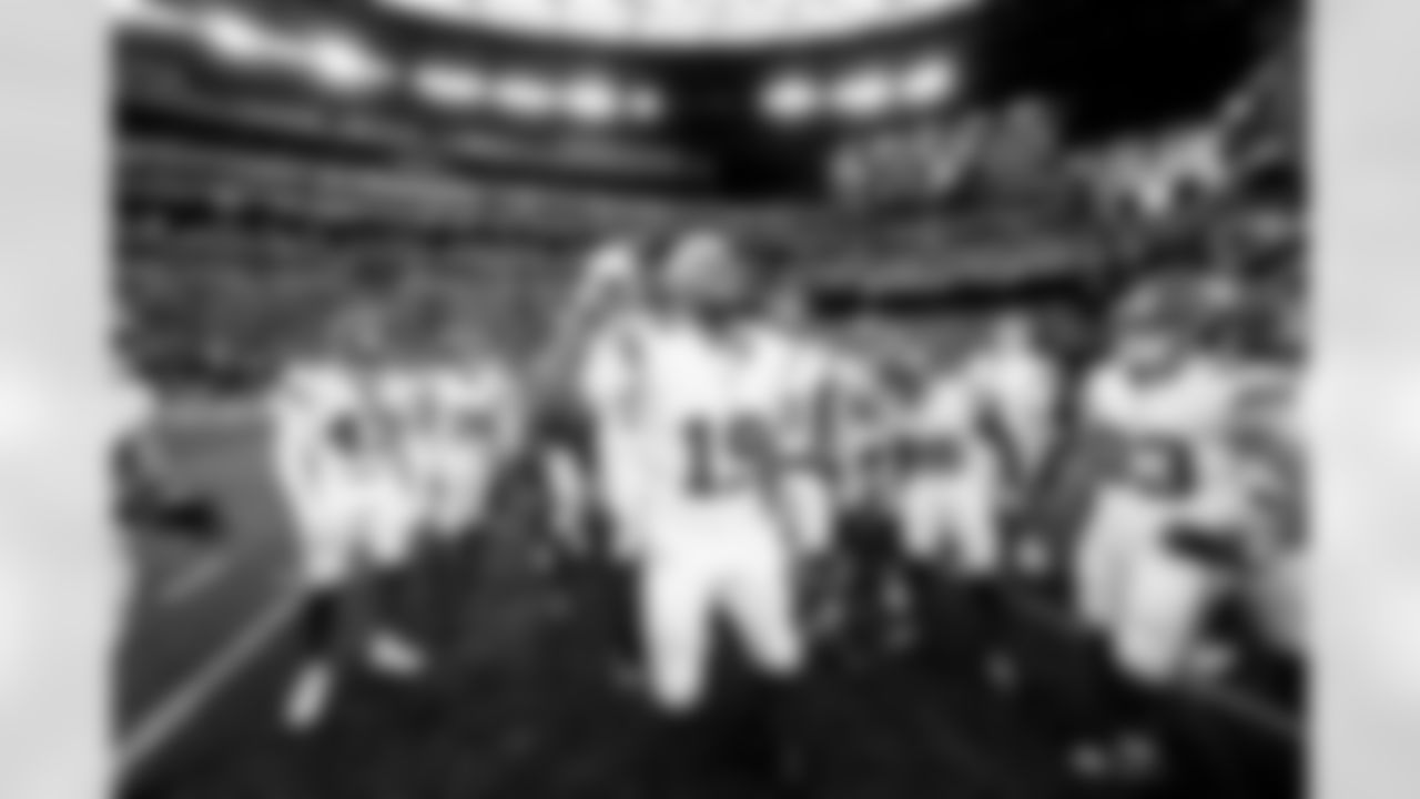 QB Jameis Winston (19)