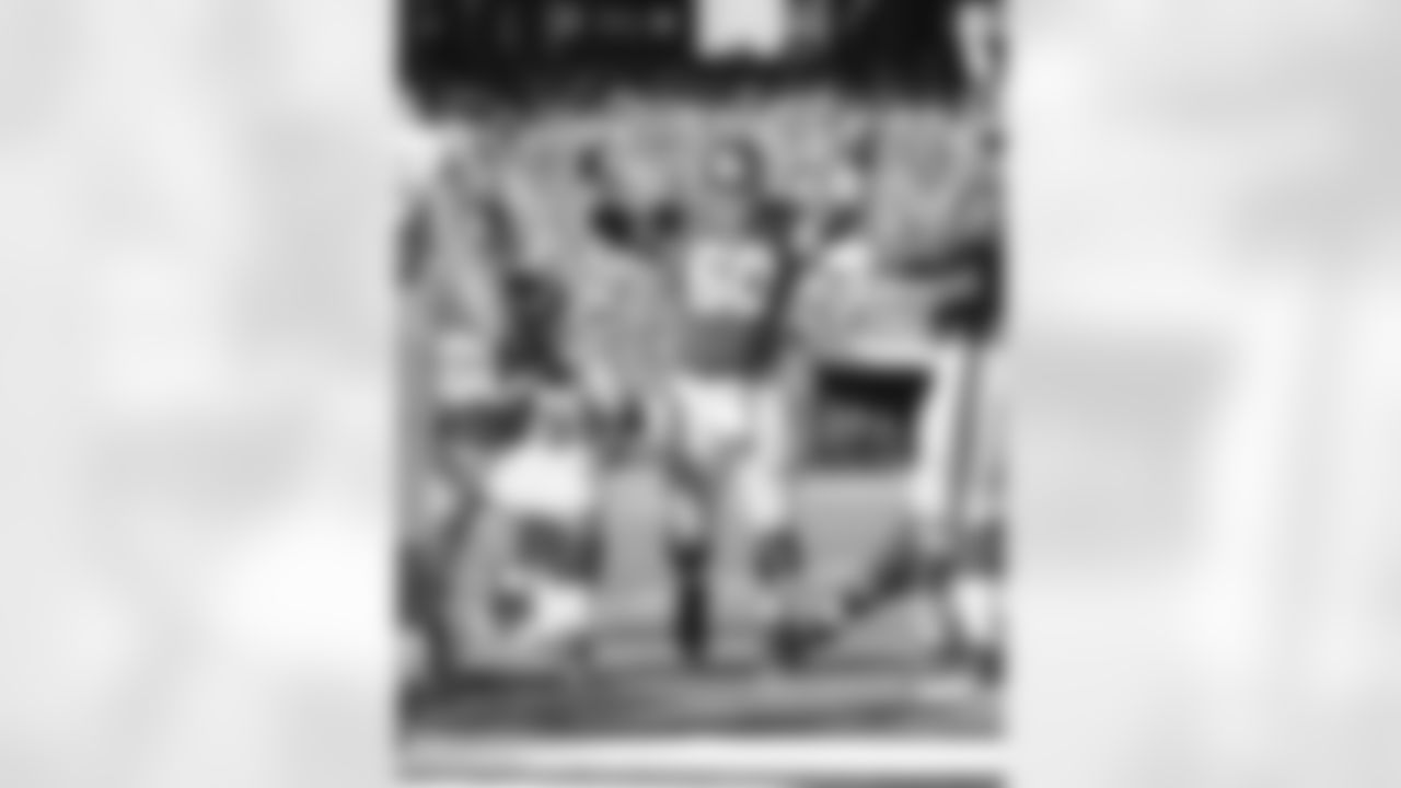 New York Giants center Shaun O' Hara (60) signals touchdown after Brandon Jacobs scores a touchdown against the Detroit Lions in a week 6 NFL football game at the New Meadowlands Stadium in East Rutherford, New Jersey on Sunday October 17, 2010 (AP Photo/Evan Pinkus)