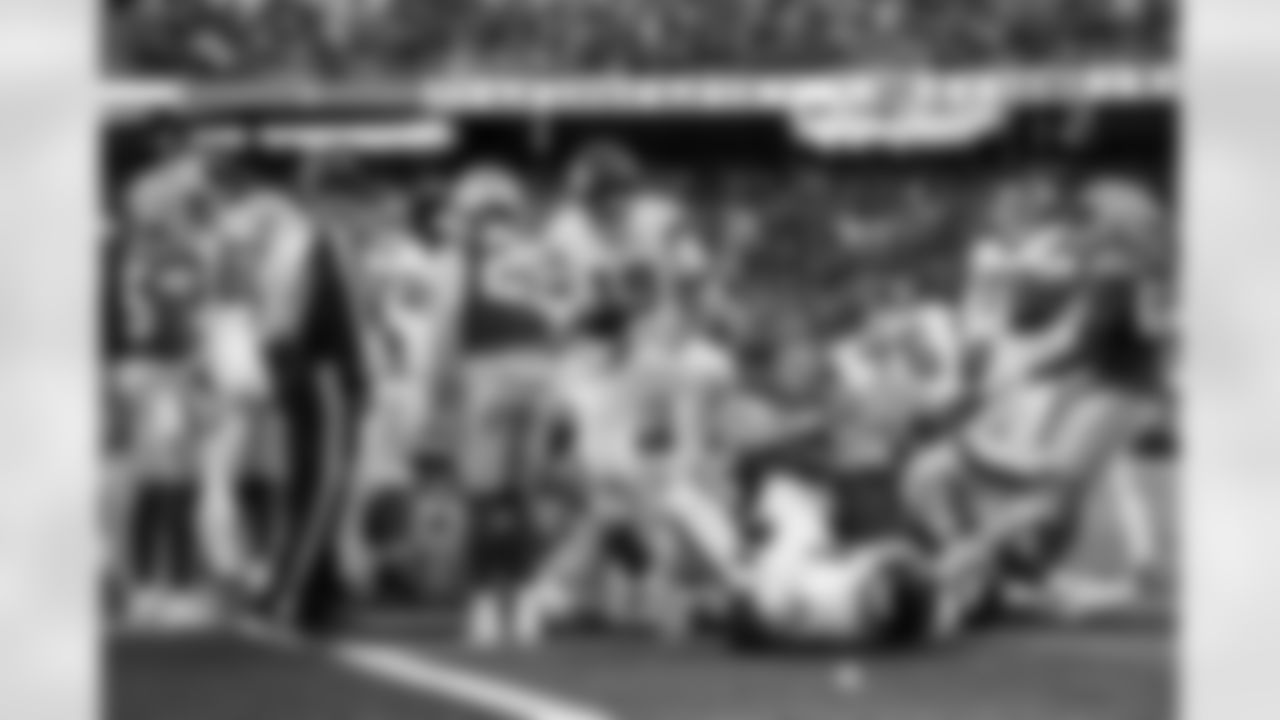 QB Jameis Winston (19)