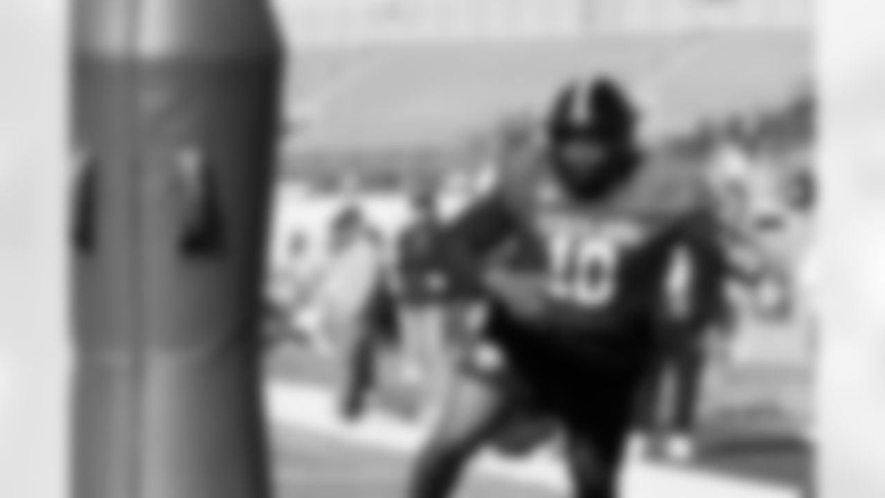 National Team defensive tackle Lee Hunter (10), of Texas Tech, runs through drills during practice for the Senior Bowl NCAA college football game Tuesday, Jan. 27, 2026, in Mobile, Ala. (AP Photo/Butch Dill)
