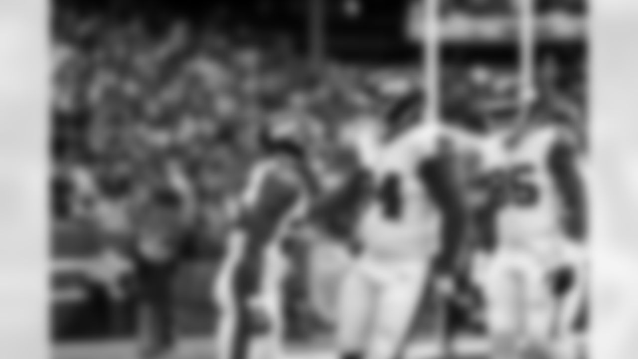 RB Devin Singletary (26), DT Elijah Chatman (94)