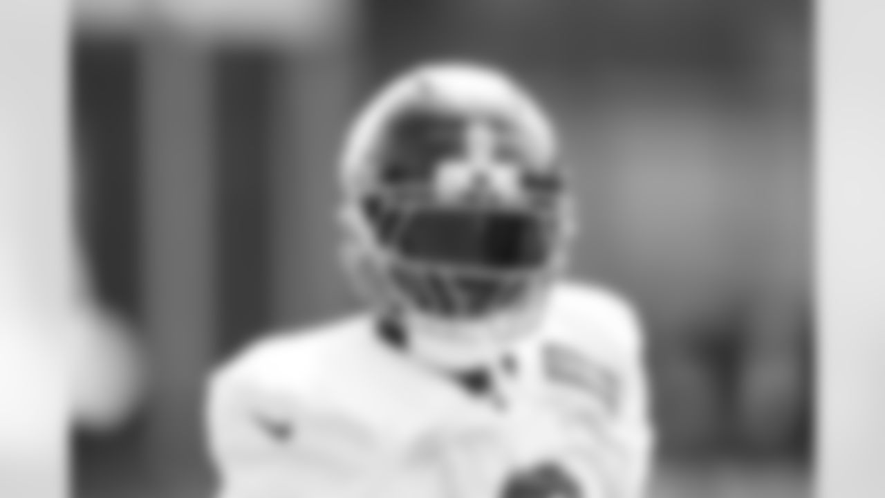 New York Giants linebacker Brian Burns (0)