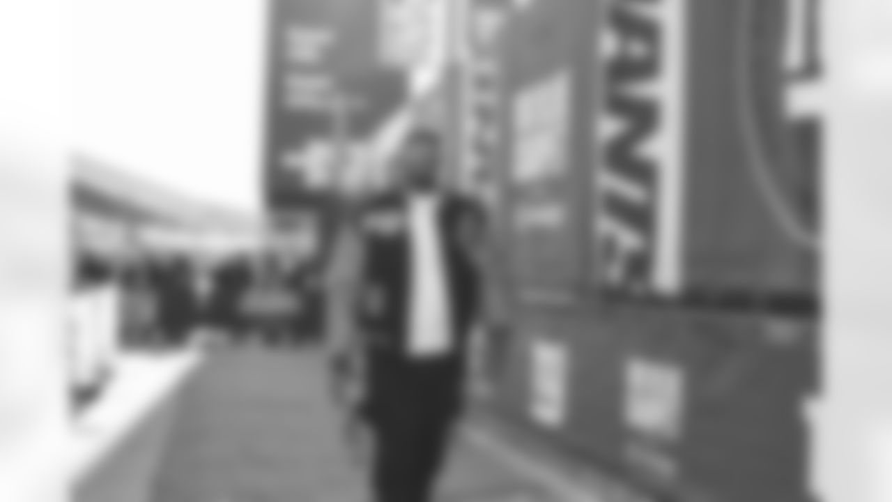 DL Chauncey Golston (57)