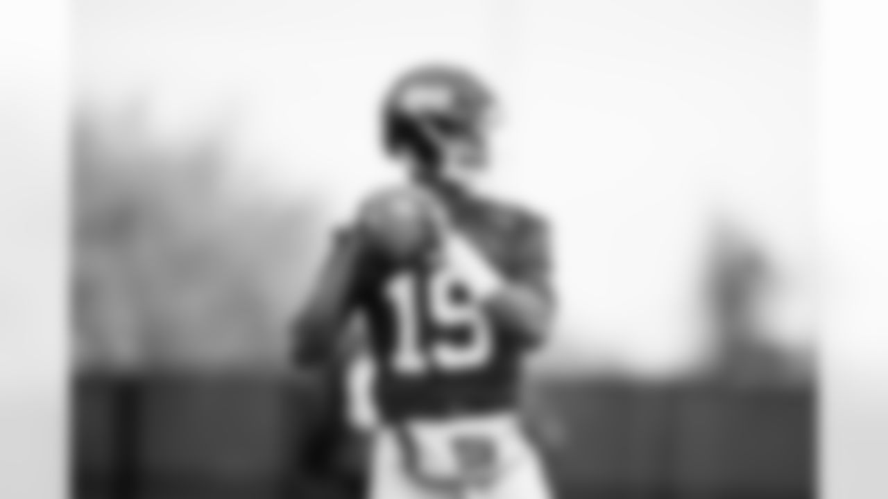 QB Jameis Winston (19)