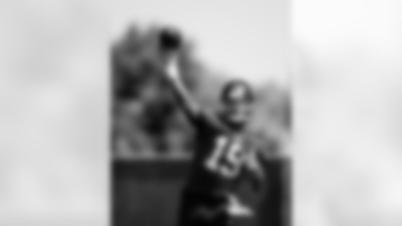 QB Jameis Winston (19)