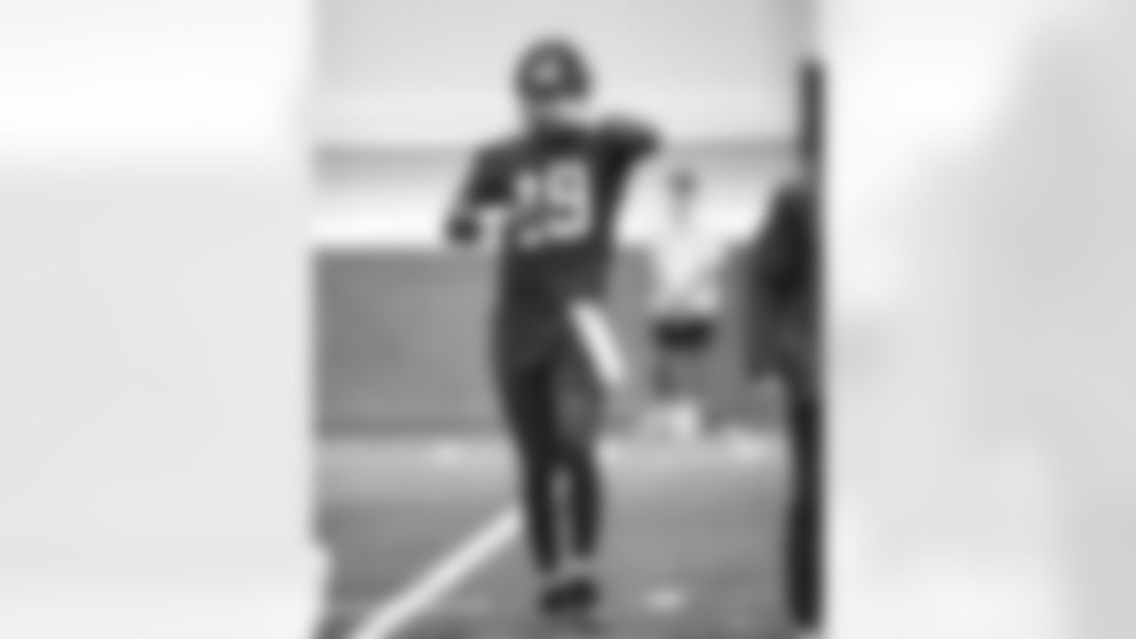 QB Jameis Winston (19)