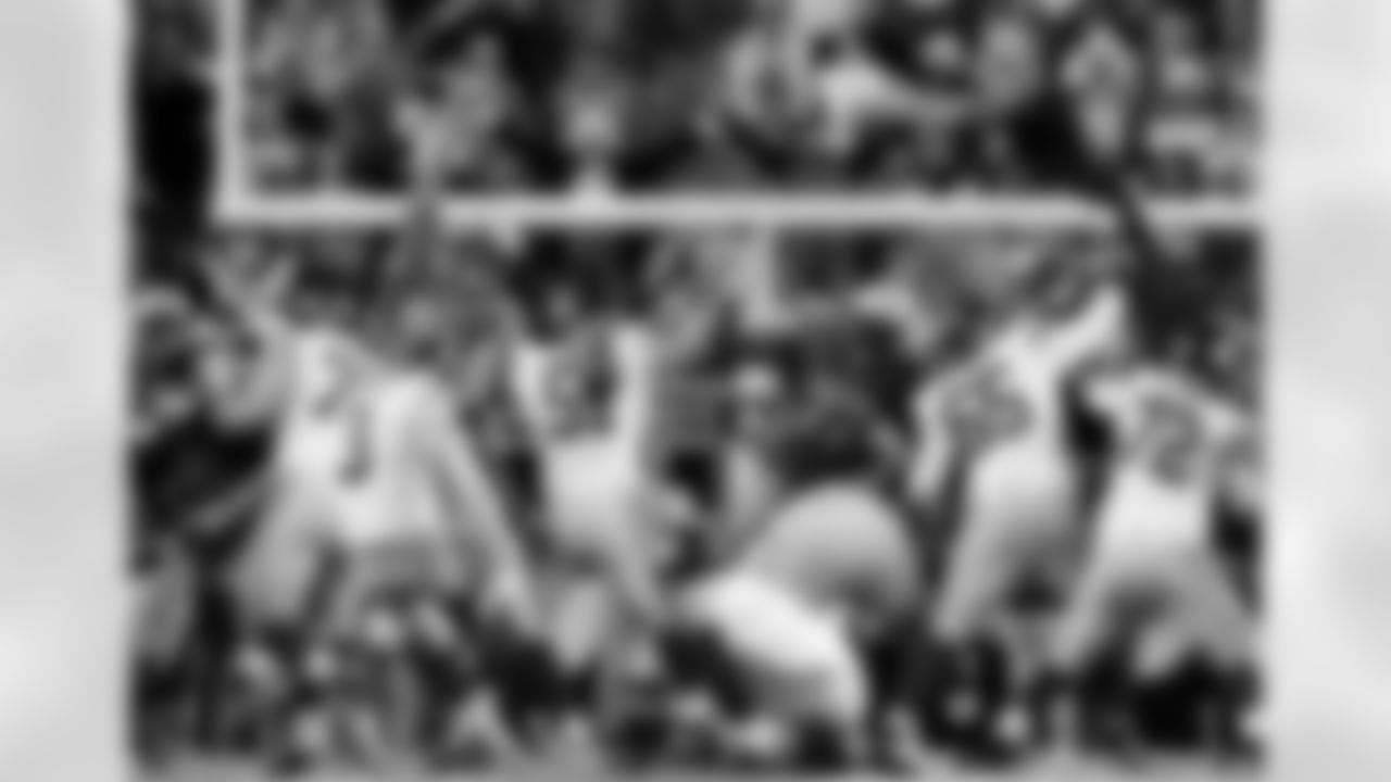 New York Giants kicker Josh Brown (3) kicks a 45-yard field goal during the overtime period of an NFL football game against the Detroit Lions in Detroit, Sunday, Dec. 22, 2013. The Giants won 23-20. (AP Photo/Paul Sancya)