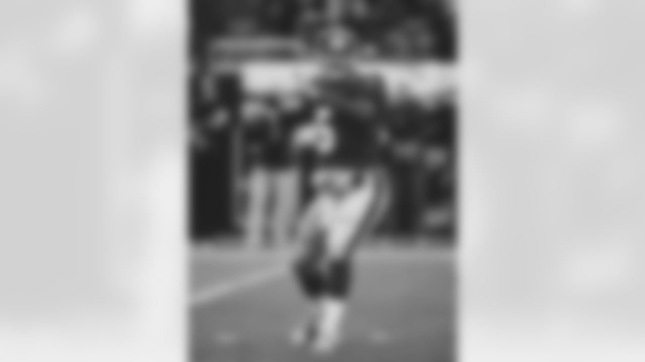 New York Giants quarterback Kerry Collins (5) throws a pass during an NFL football game against the New Orleans Saints, Sept. 30, 2001 in East Rutherford, N.J. The Giants won the game 21-13. (Paul Spinelli via AP)
