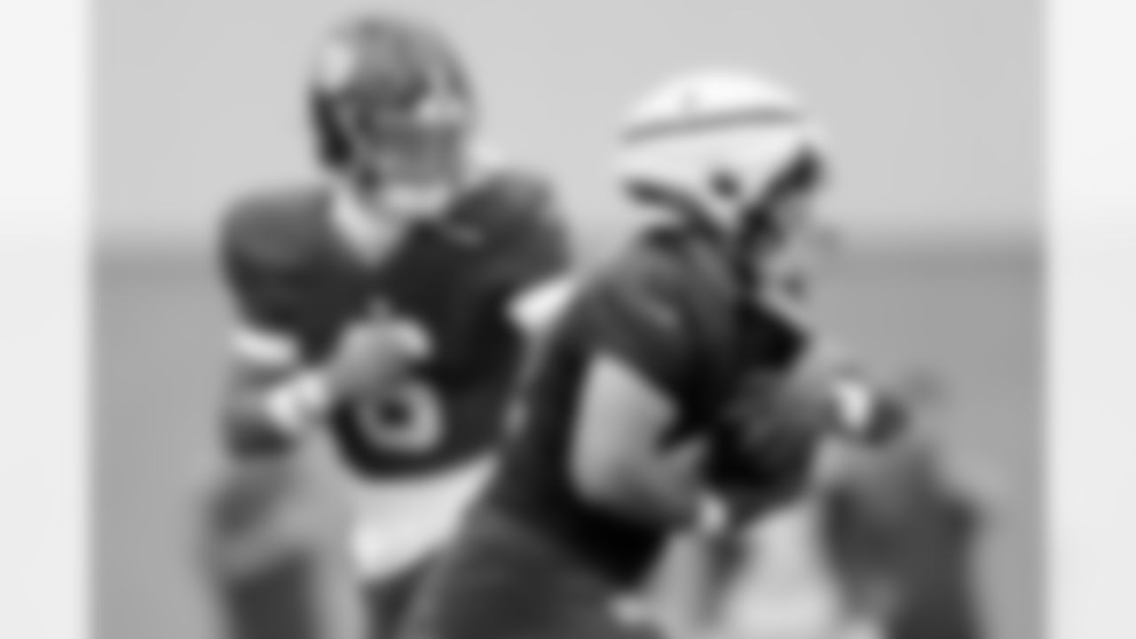 New York Giants quarterback Jaxson Dart (6) hands the ball off to Cam Skattebo during Back Together Weekend at the team's NFL football training camp, Sunday, July 27, 2025, in East Rutherford, N.J. (AP Photo/Adam Hunger)