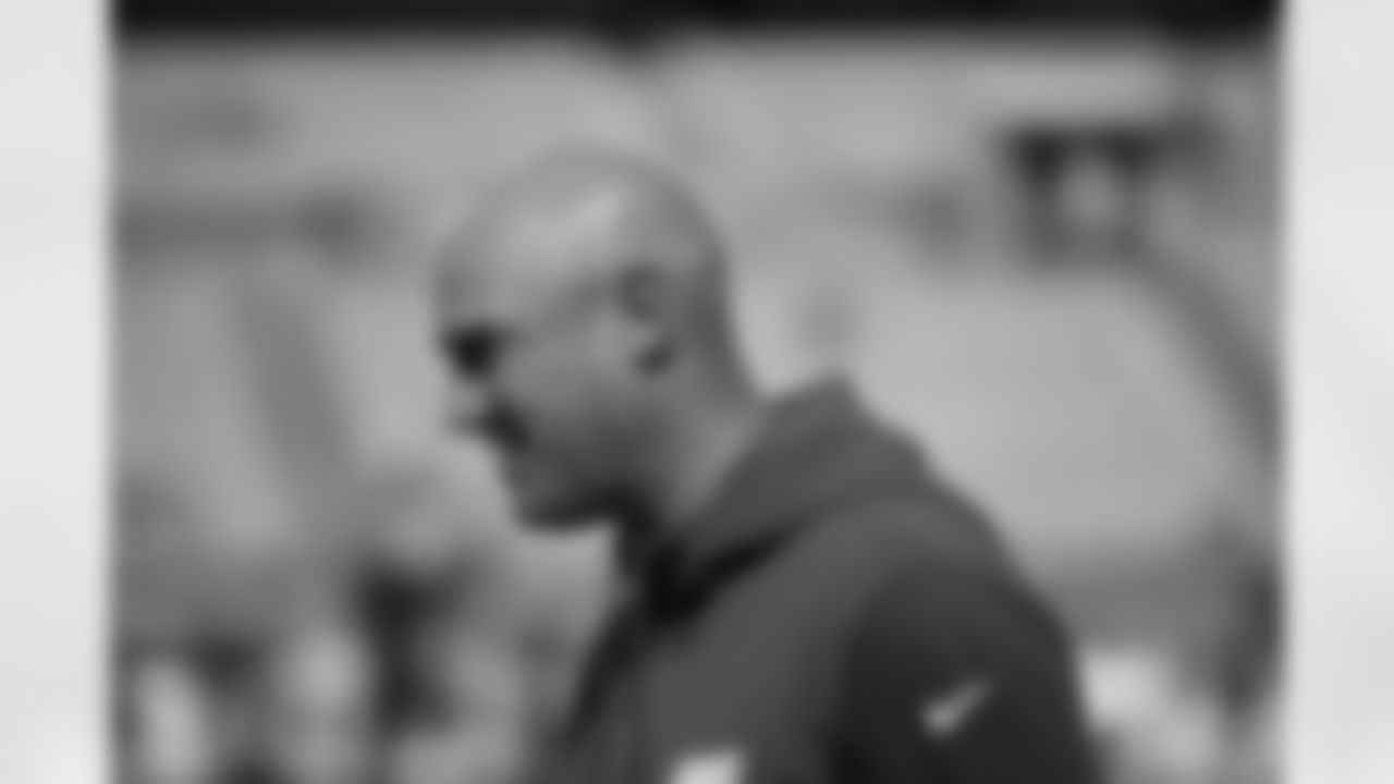 New York Giants assistant head coach and offensive coordinator Mike Kafka walks along the sideline before an NFL football game against the Cleveland Browns, Sunday, Sept. 22, 2024 in Cleveland. The Giants defeated the Browns 21-15. (Paul Spinelli via AP)