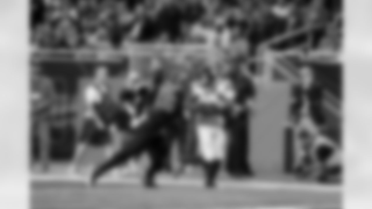 QB Jameis Winston (19)