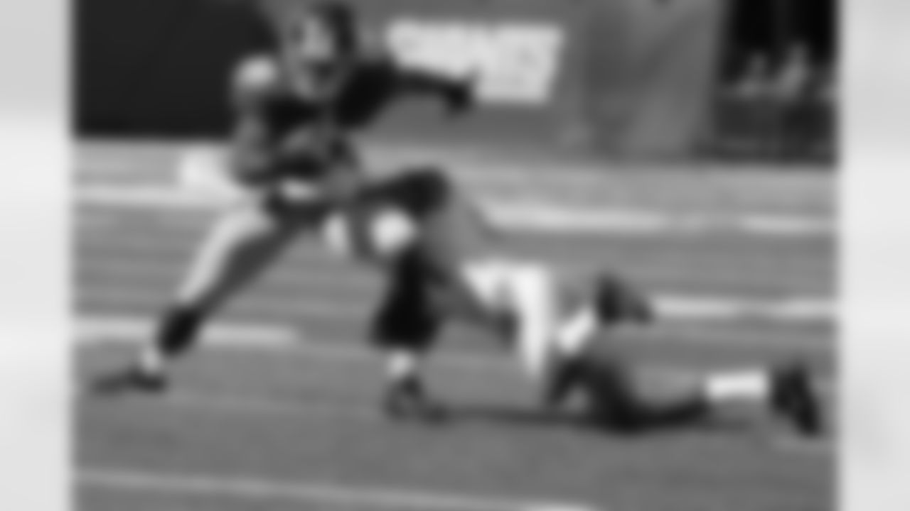 New York Giants wide receiver Hakeem Nicks (88) breaks a tackle during the first quarter of an NFL football game between the Detroit Lions and the New York Giants at New Meadowlands Stadium Sunday, Oct. 17, 2010, in East Rutherford, N.J. (AP Photo/Seth Wenig)