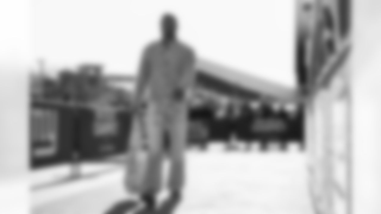 QB Jameis Winston (19)