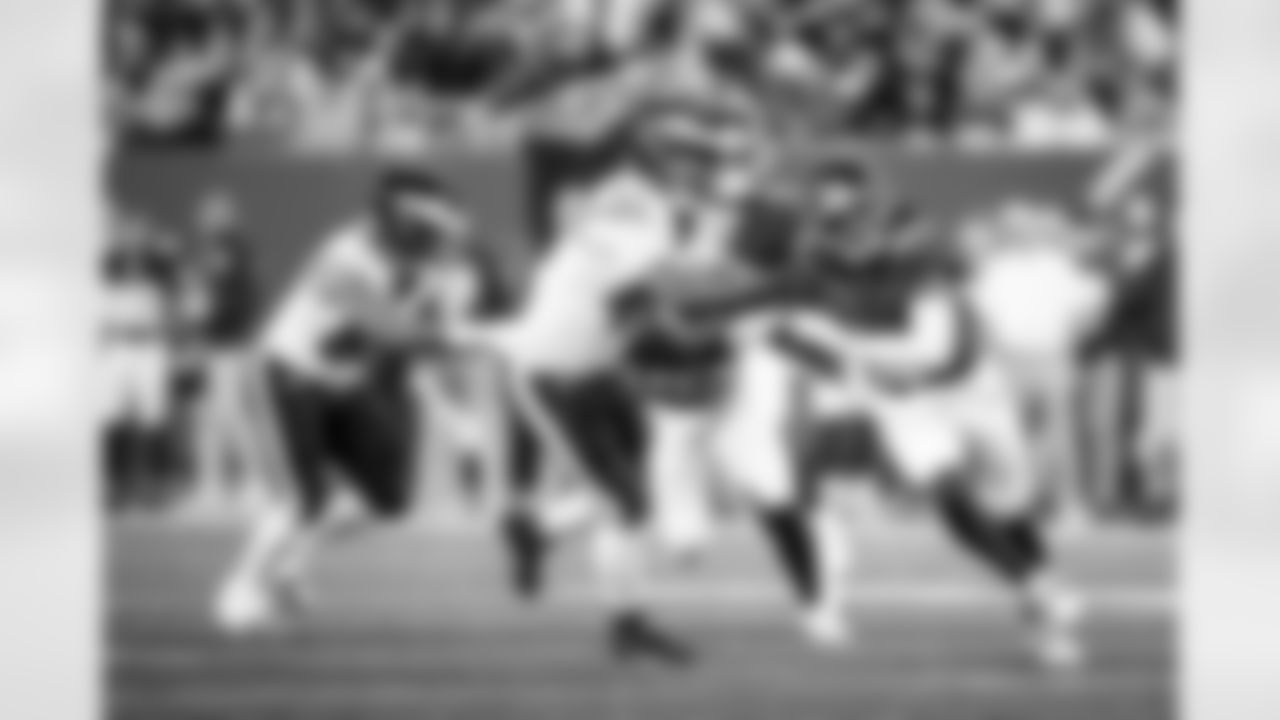 OLB Zaire Barnes (46)