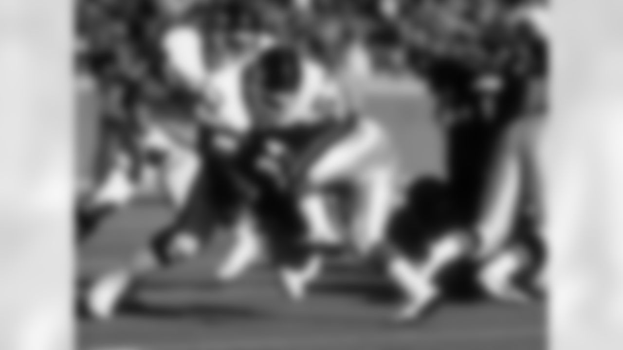 Chicago Bears running back Walter Payton (34) gets tackled by New York Giants linebacker Harry Carson (53) during the NFL Divisional Playoff Game on January 5, 1986 in Chicago, Illinois. (AP Photo/Paul Spinelli)