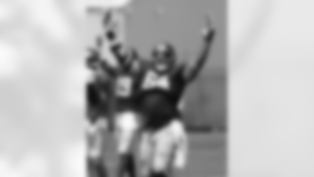 New York Giants guard Aaron Stinnie (64)