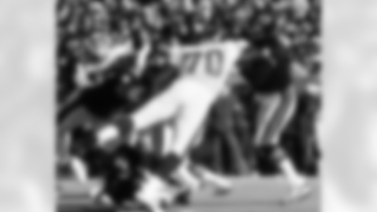New York Giants defensive end Leonard Marshall (70) pressures Chicago Bears quarterback Jim McMahon (9) during the 1985 NFC Divisional Playoff Game in Chicago, Jan. 5, 1986. The Bears shutout the Giants 21-0. (AP Photo/Vernon Biever)