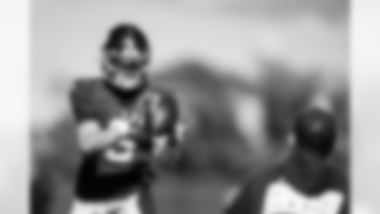 QB Jaxson Dart (6)