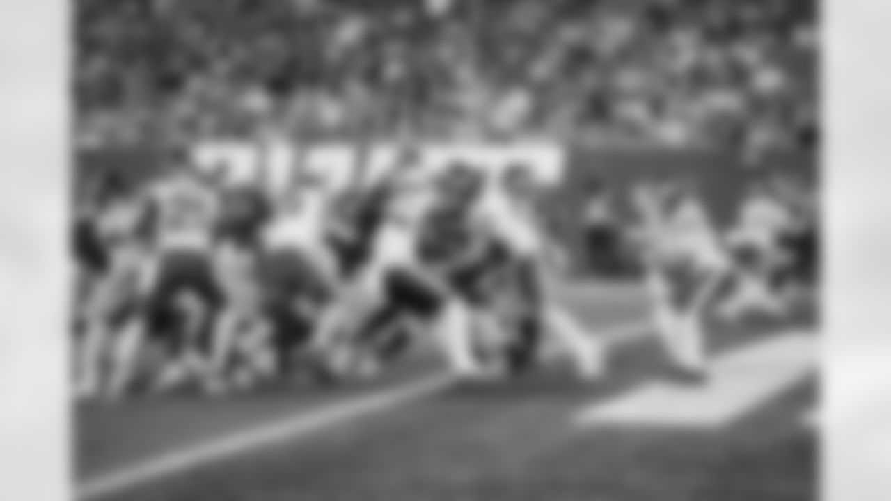 QB Jameis Winston (19)