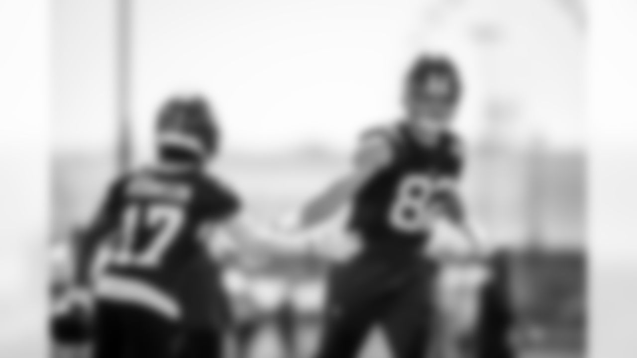 WR Wan'Dale Robinson (17) and TE Daniel Bellinger (82)