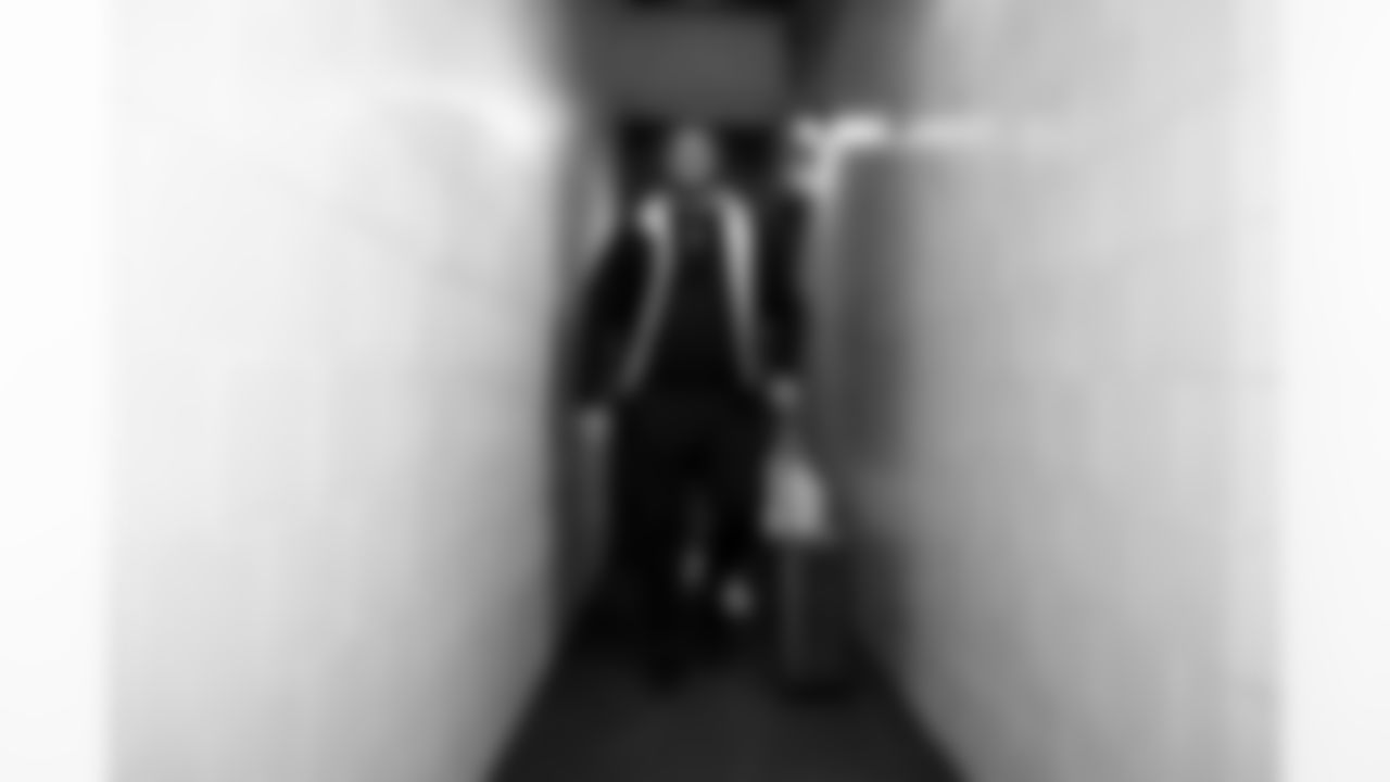 T Jermaine Eluemunor (72)