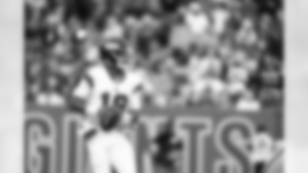 QB Jameis Winston (19)