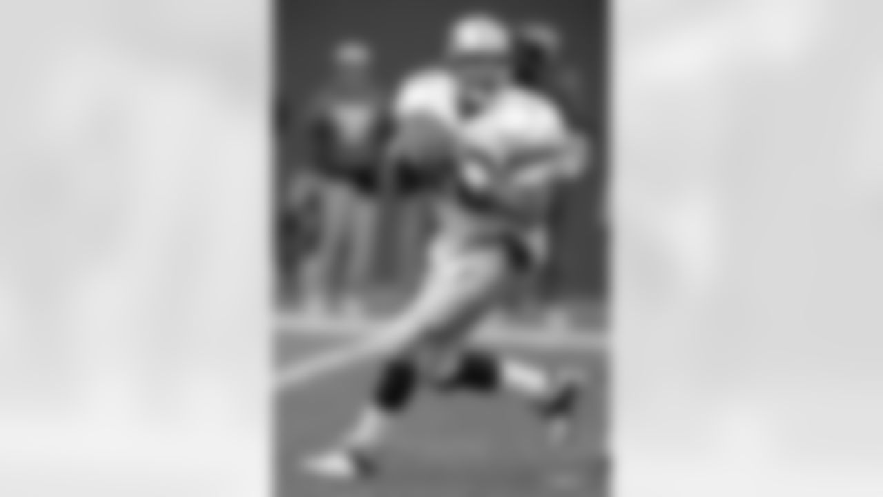 Detroit Lions quarterback Charlie Batch (10) looks to throw a pass during an NFL game against the New York Giants Nov. 19, 2000, in East Rutherford, N.J. (Evan Pinkus via AP)