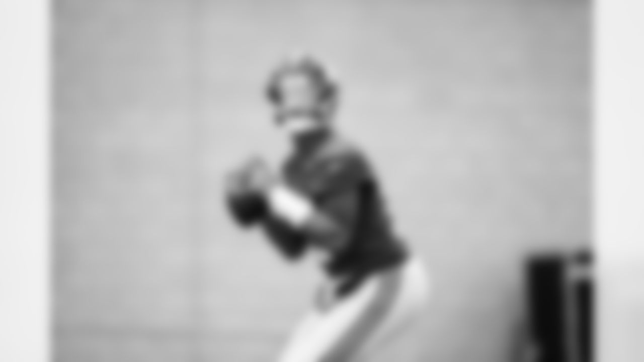 QB Jameis Winston (19)