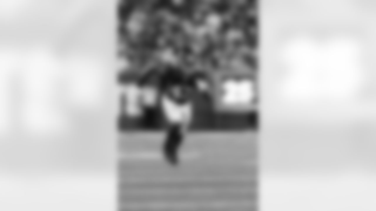 LB Neville Hewitt - Activated, from Practice Squad (Standard Elevation) (October 4)