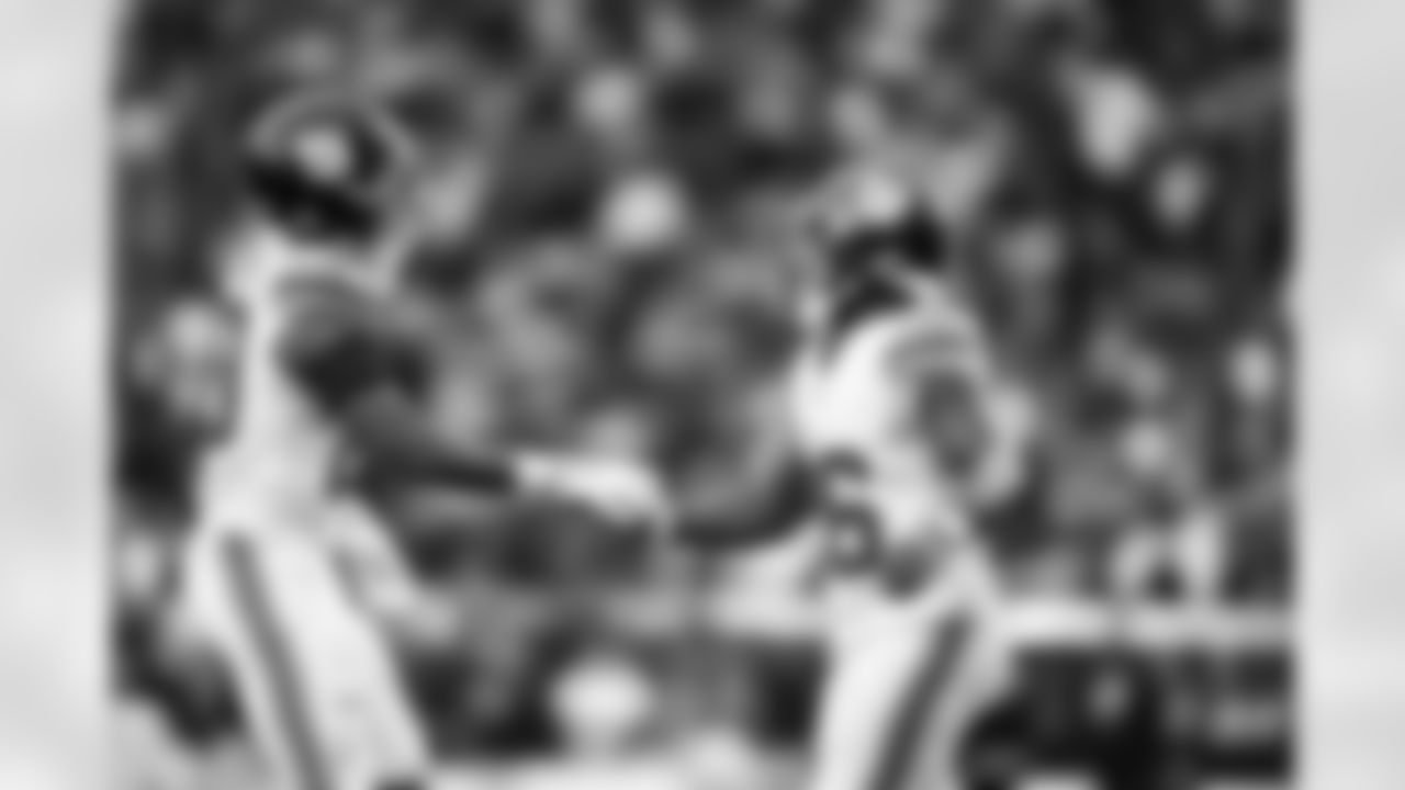 RB Tyrone Tracy Jr. (29), RB Devin Singletary (26)