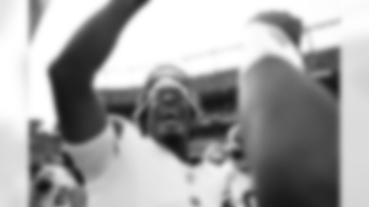 QB Jameis Winston (19)