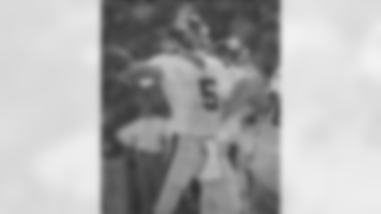 New York Giants quarterback Kerry Collins drops back to pass against the San Francisco 49ers during the second quarter of their NFC Wild Card game in San Francisco, Sunday Jan. 5, 2003. (AP Photo/Julie Jacobson)