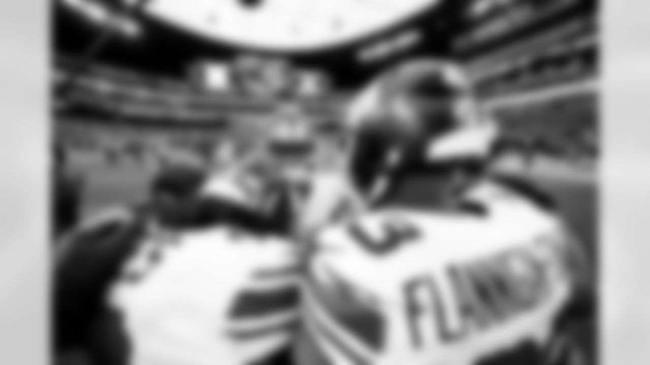 ILB Bobby Okereke (58), LB Demetrius Flannigan-Fowles (33)