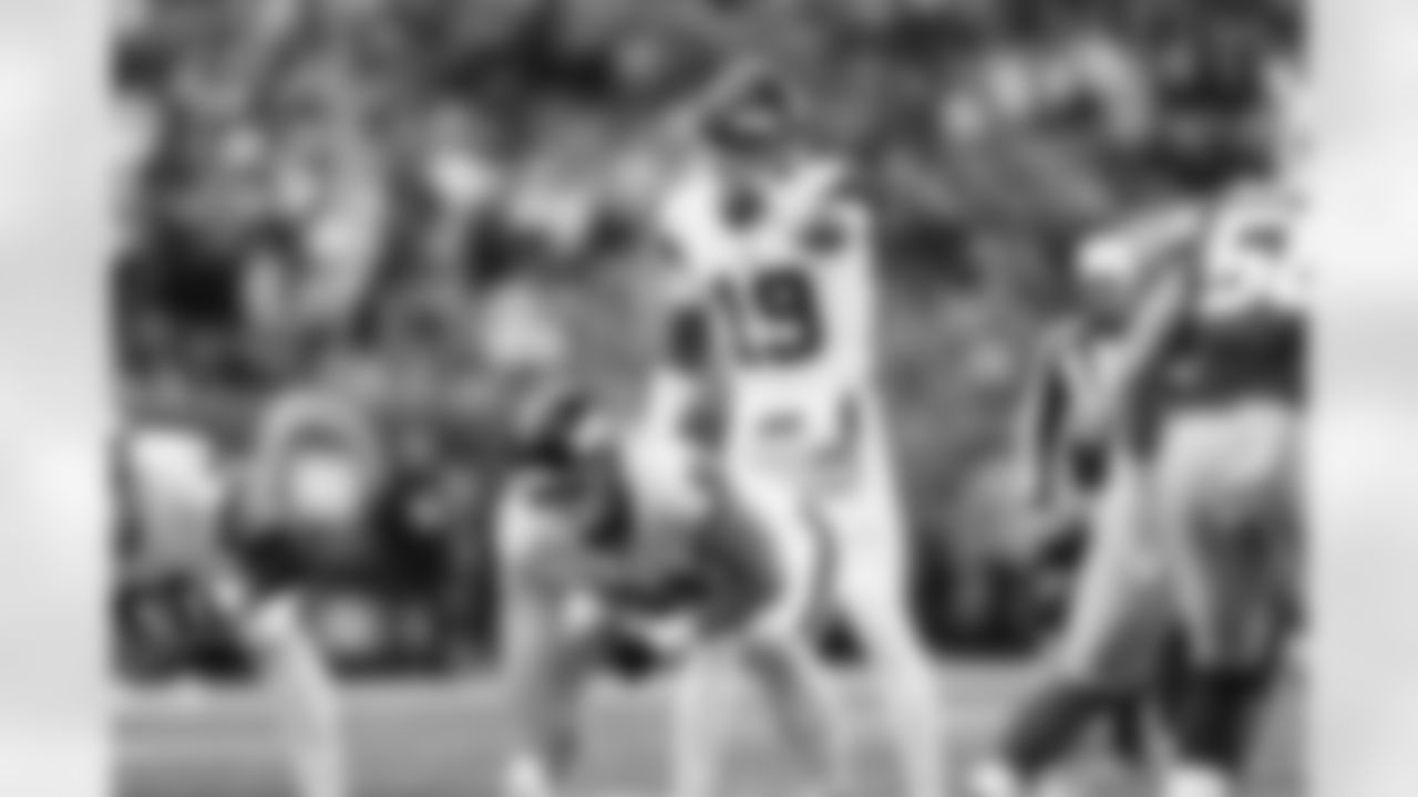 QB Jameis Winston (19)