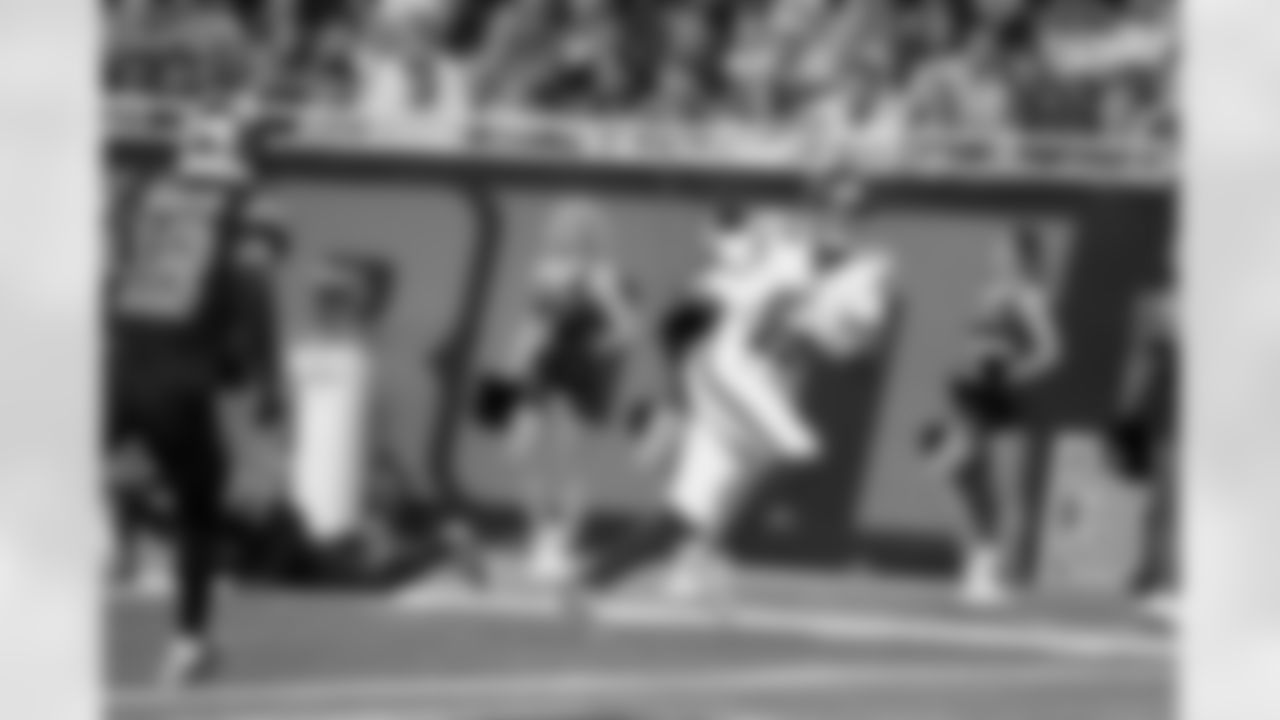 QB Jameis Winston (19)