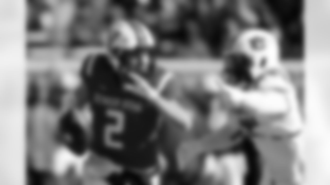 National Team quarterback Diego Pavia (2) of Vanderbilt, escapes pressure form American Team outside linebacker Keyron Crawford (24), of Auburn, during the first half of the Senior Bowl NCAA college football game Saturday, Jan. 31, 2026, in Mobile, Ala. (AP Photo/Butch Dill)