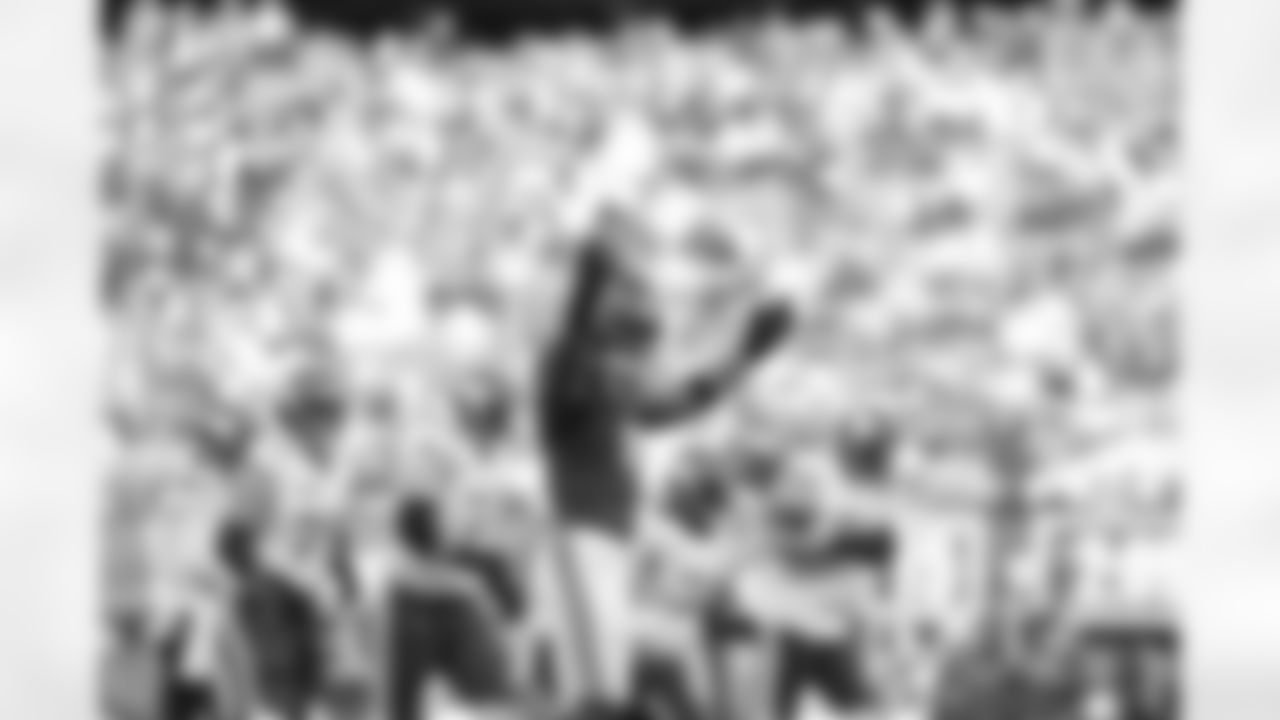 S Jevón Holland (8)