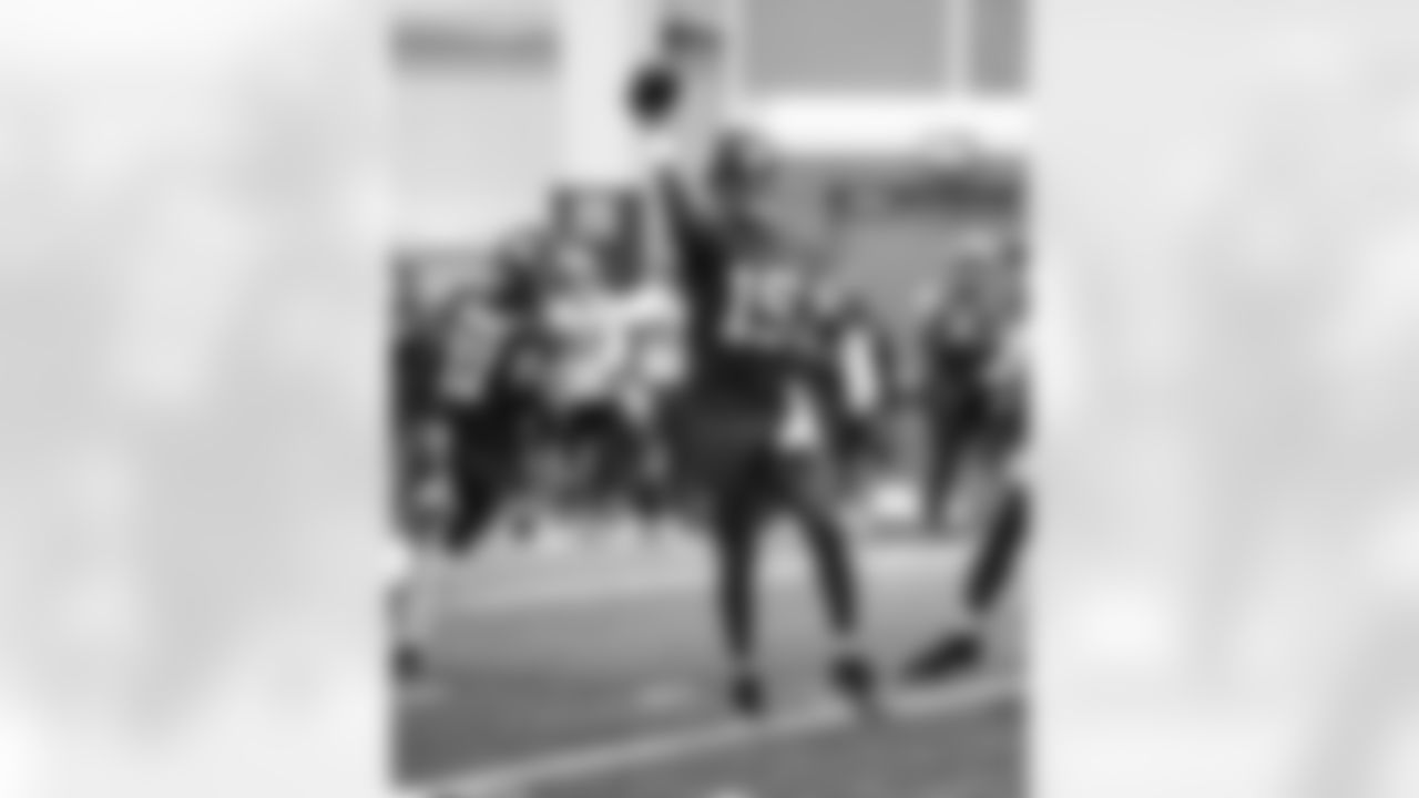 QB Jameis Winston (19)