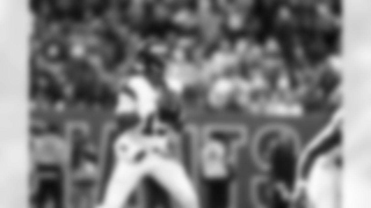 QB Jameis Winston (19)